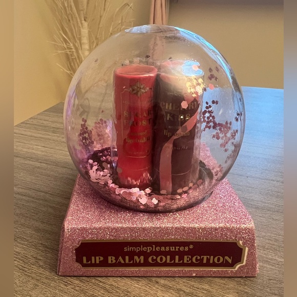 Lip Balm Collection - Set Of 4 In Decorative Gift Set Globe - Picture 1 of 7